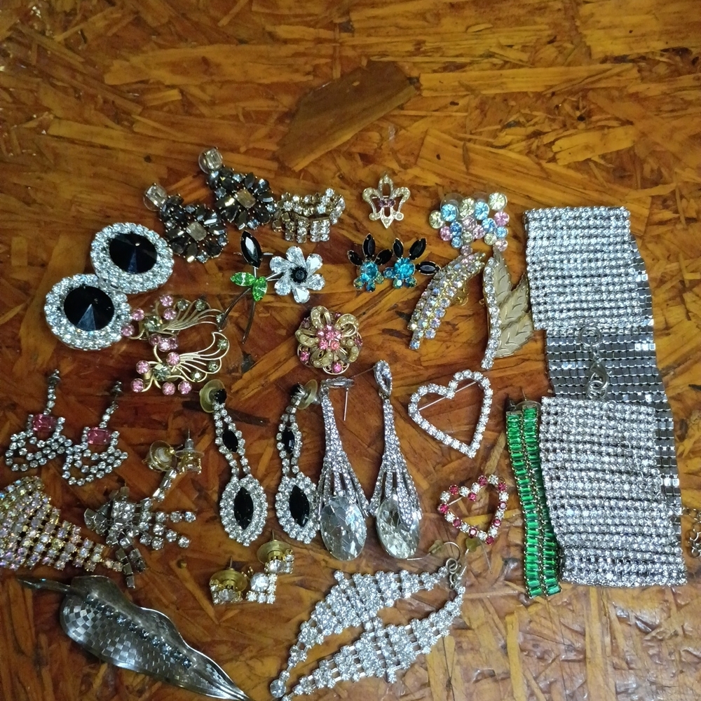 Lots Of Rhinestone Earrings And A Few Broaches. Some Vintage.